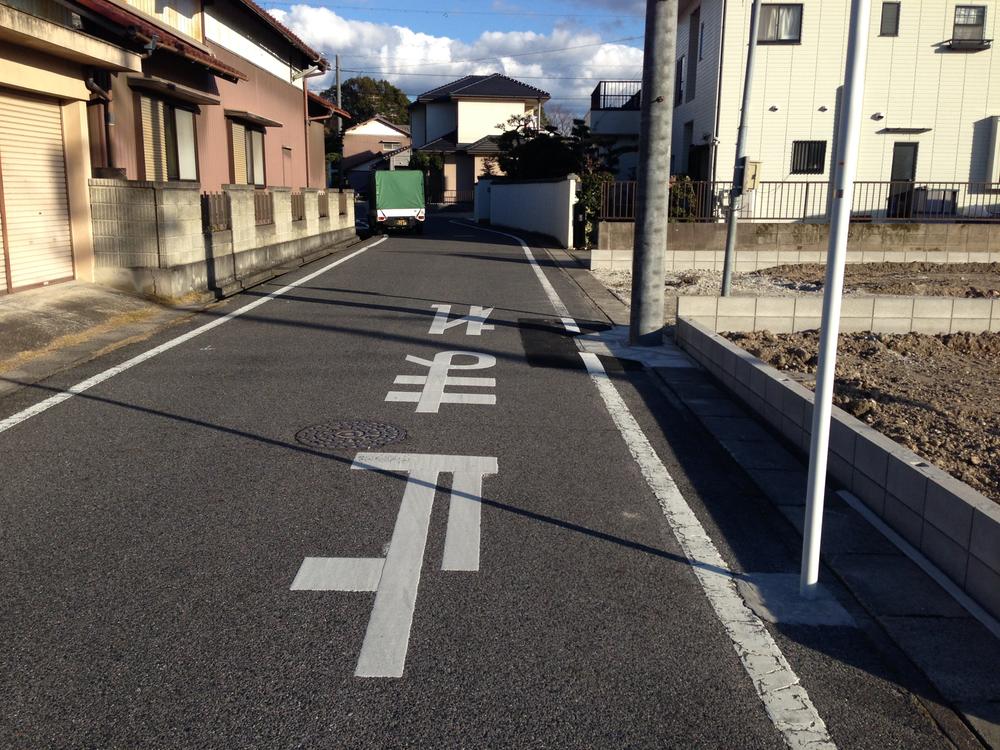 Local photos, including front road. North front road 6m