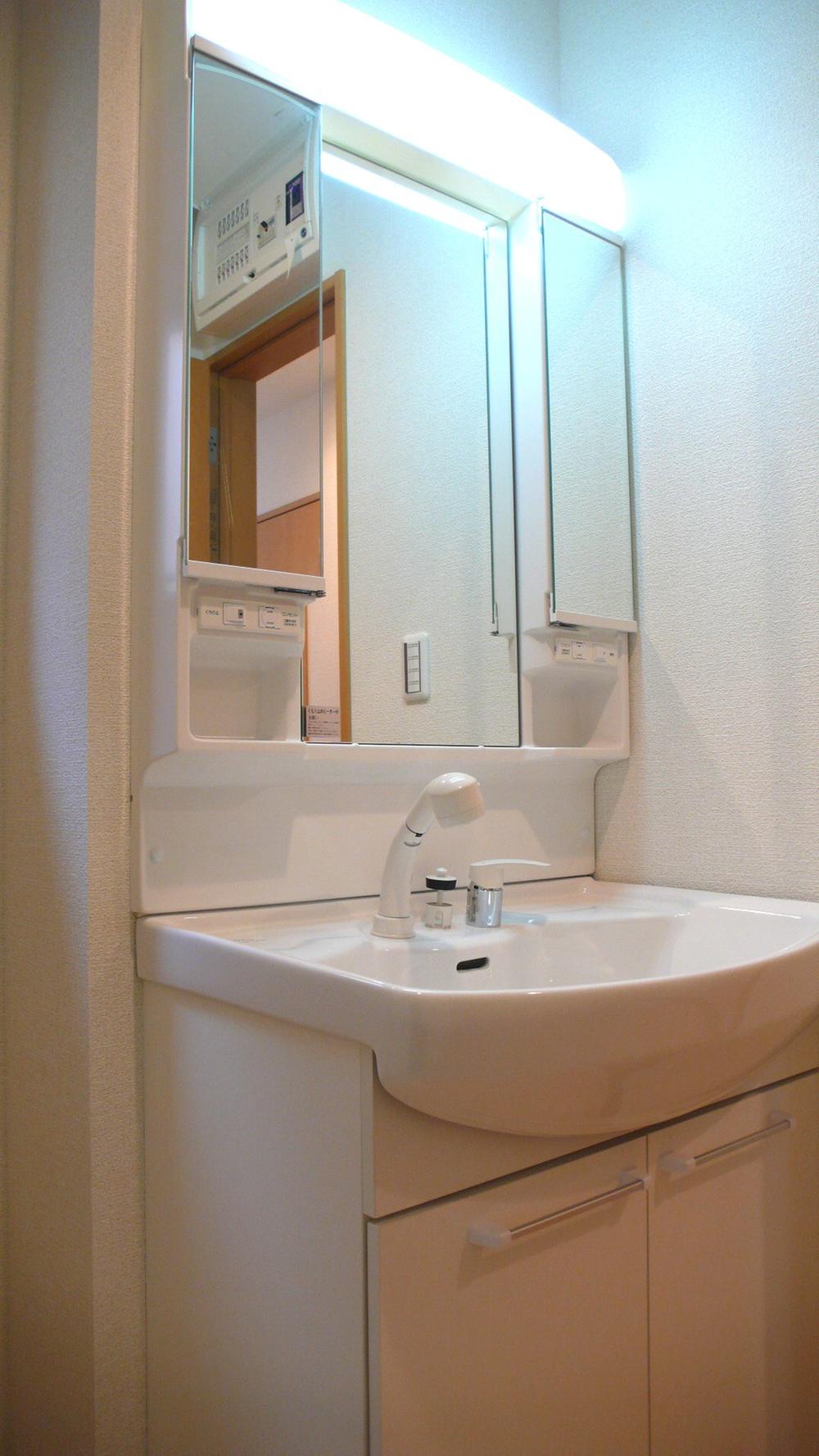 Same specifications photos (Other introspection). Wash basin: The example of construction of the same construction company. 