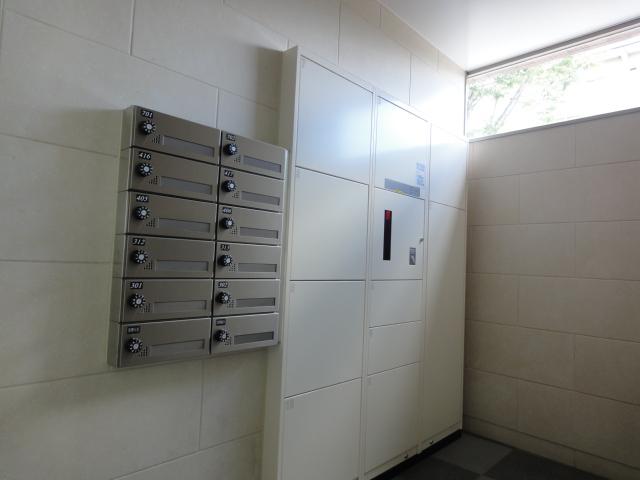 Other common areas. Common areas: I photographed a convenient home delivery box also at the time of mail corners and absence of the entrance.