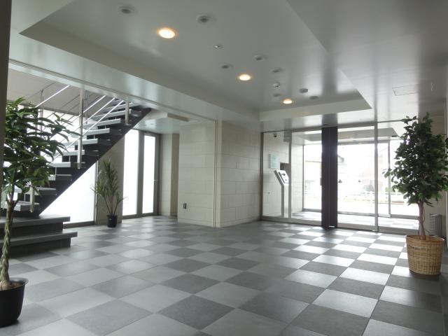 Entrance. Common areas: This movie was shot in the entrance hall. And go up the stairs there is a library and meeting place. (September 2012) shooting