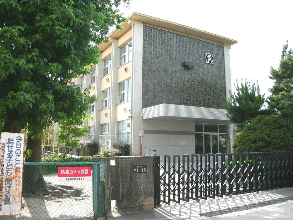 Primary school. Toei to elementary school 290m
