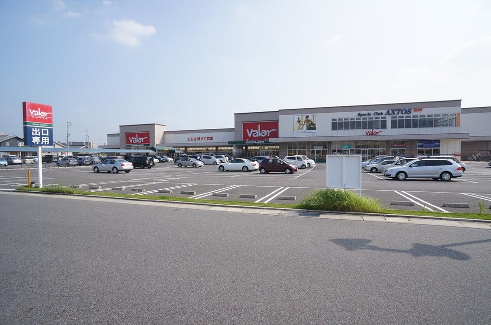 Supermarket. 1450m to Barrow Shiroyama shop