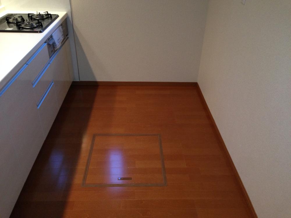 Kitchen. Kitchen space (with under-floor storage)