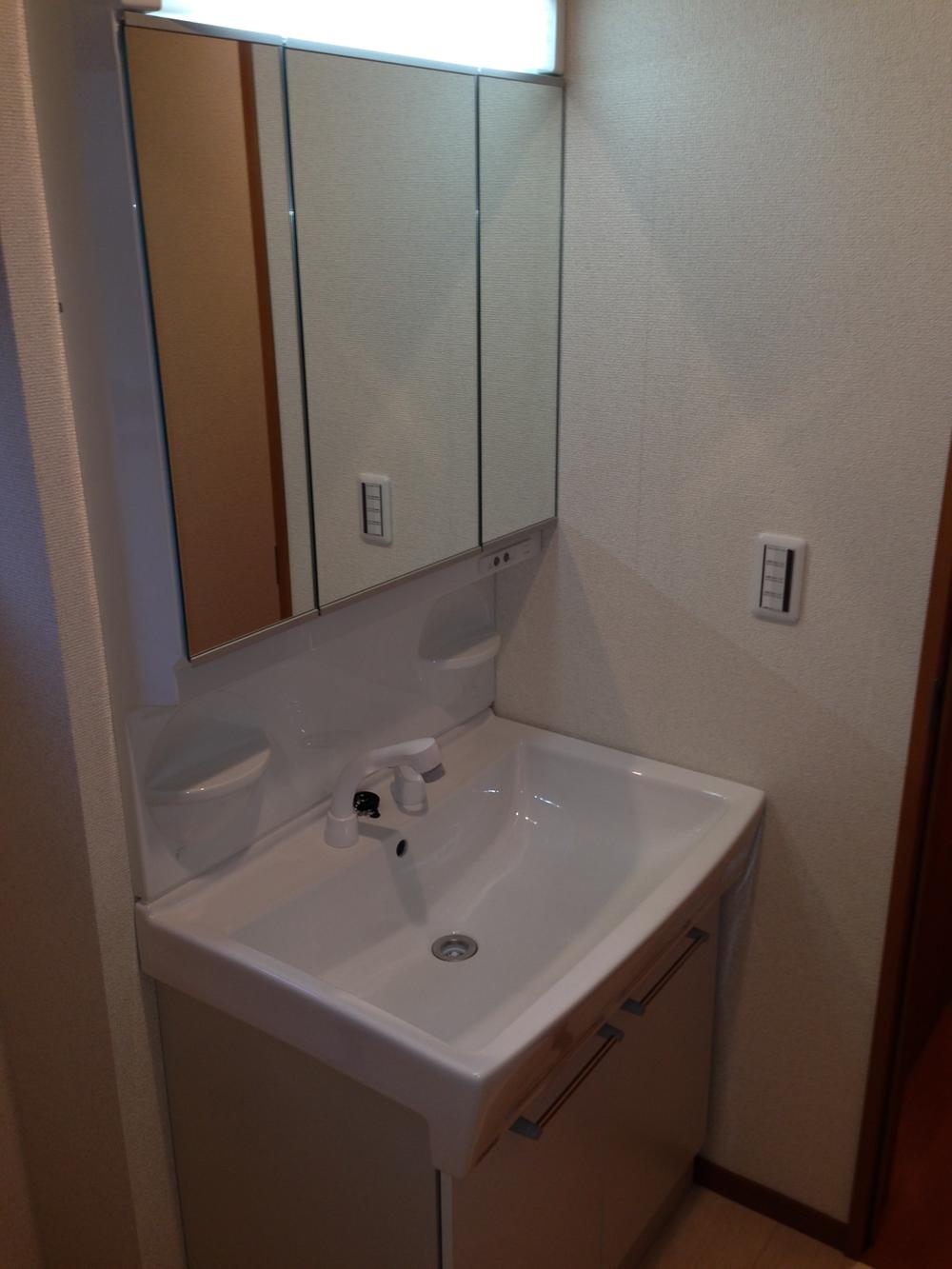 Wash basin, toilet. Three-sided mirror Shampoo dresser