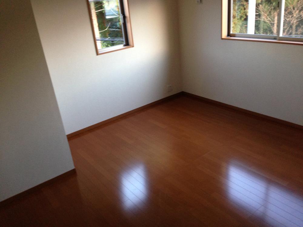 Non-living room. 9 Pledge Western-style