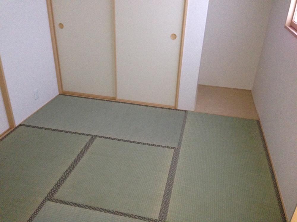 Non-living room. Living adjacent of Japanese-style room