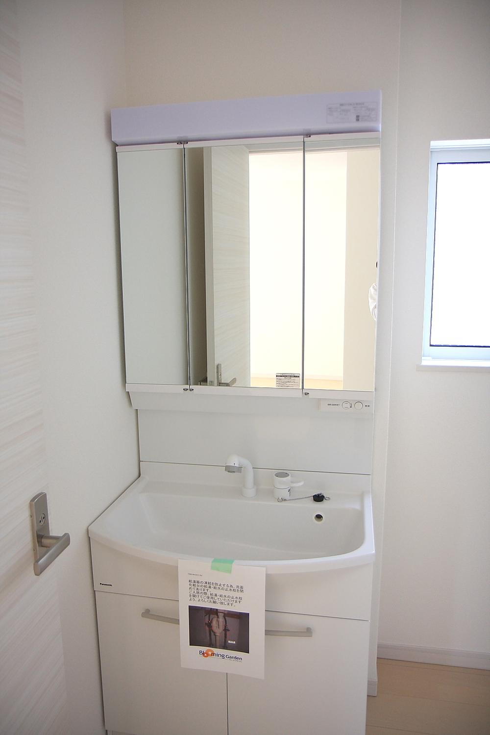 Wash basin, toilet. It is the example of construction of the same construction company. (Basin) It is different from the actual photo. 