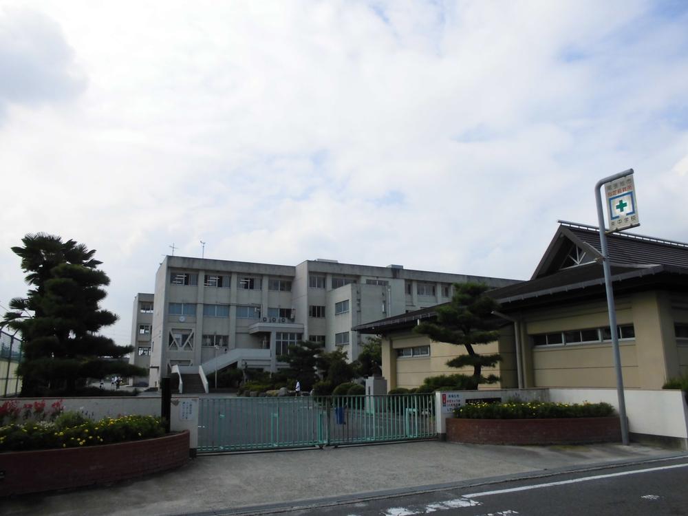 Junior high school. Owariasahi Tatsuhigashi junior high school 1820m up to 23-minute walk