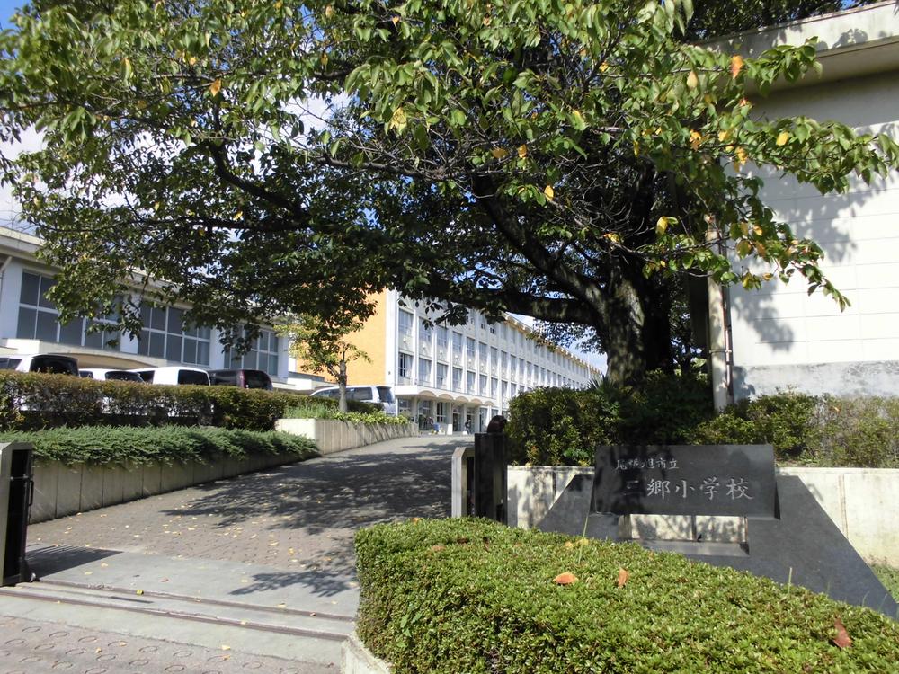 Primary school. Owariasahi Municipal Misato Elementary School 800m up to 10-minute walk