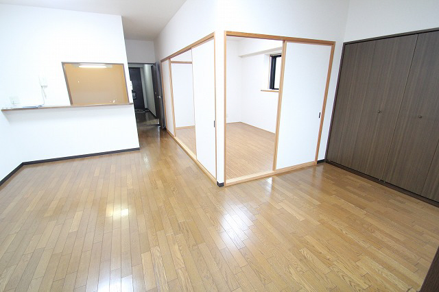 Living and room. 13.5 tatami room of the spread is likely to put a big table. 