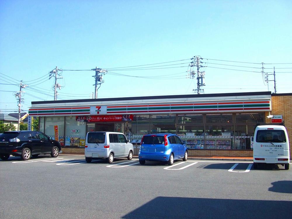 Convenience store. 600m to Seven-Eleven