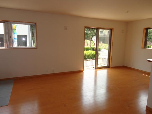 Same specifications photos (living)