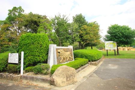 park. In addition to the gym, such as a baseball stadium and swimming pool in the 3000m park to Seto City Park, Budokan, Athletics stadium, Tennis court, In addition to archery field, such as a variety of sports facilities are in place, Jogging course that uses the whole park. 