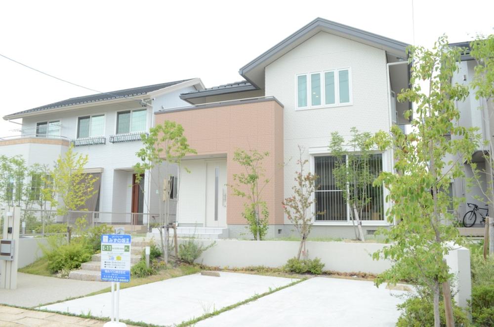 Local appearance photo. Car space that can be of two parking, We arranged the white stone. You can enjoy the contrast between the garden of the green. 2013 September shooting