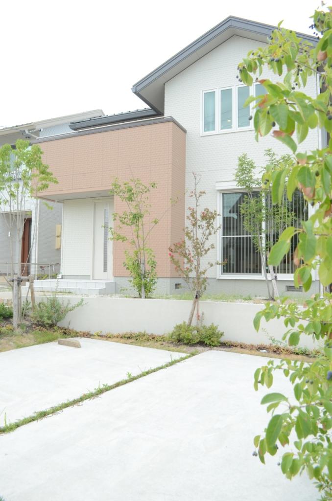 Local appearance photo. Ya green ties, such as green street trees and garden, The flow of the wind due to the houses of the sequence and the partition of the layout. Beautiful cityscape was completed. 2013 September shooting