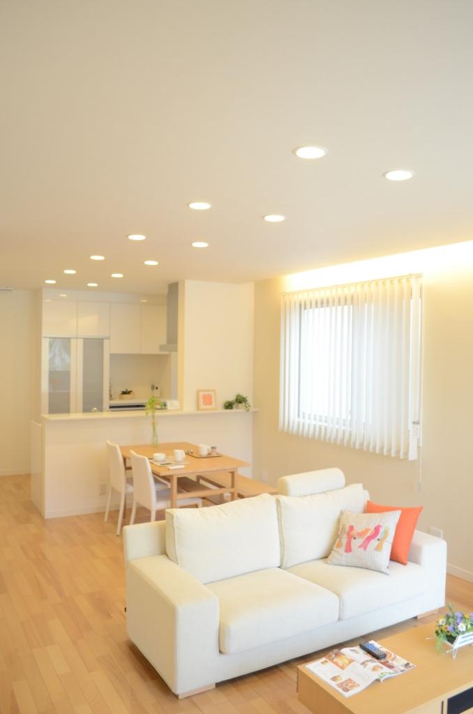 Living. Spacious 19.3 Pledge of living room floor heating equipped. Connection with Japanese-style room, Ensure a wide space. 2013 September shooting