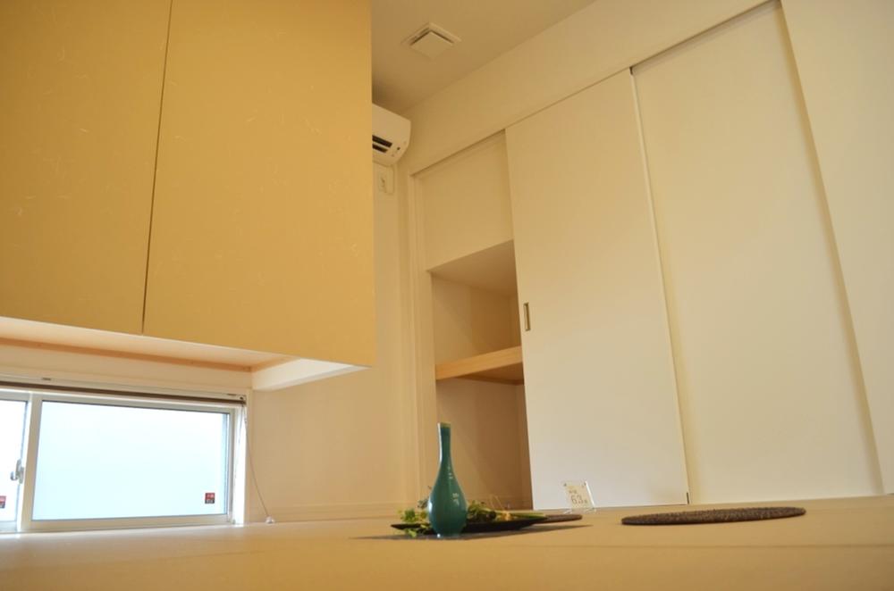 Non-living room. Also safe for sudden visitors Japanese-style room to put even directly from the entrance hall. A window provided under the high-closet, Ensure the brightness. 2013 September shooting