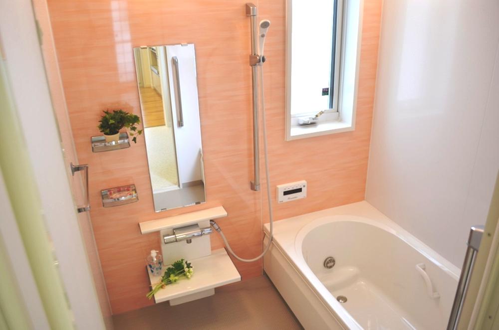 Bathroom. The window in the bathroom is not confined moisture because it is possible to choose the "half-open" or "fully open". 2013 September shooting