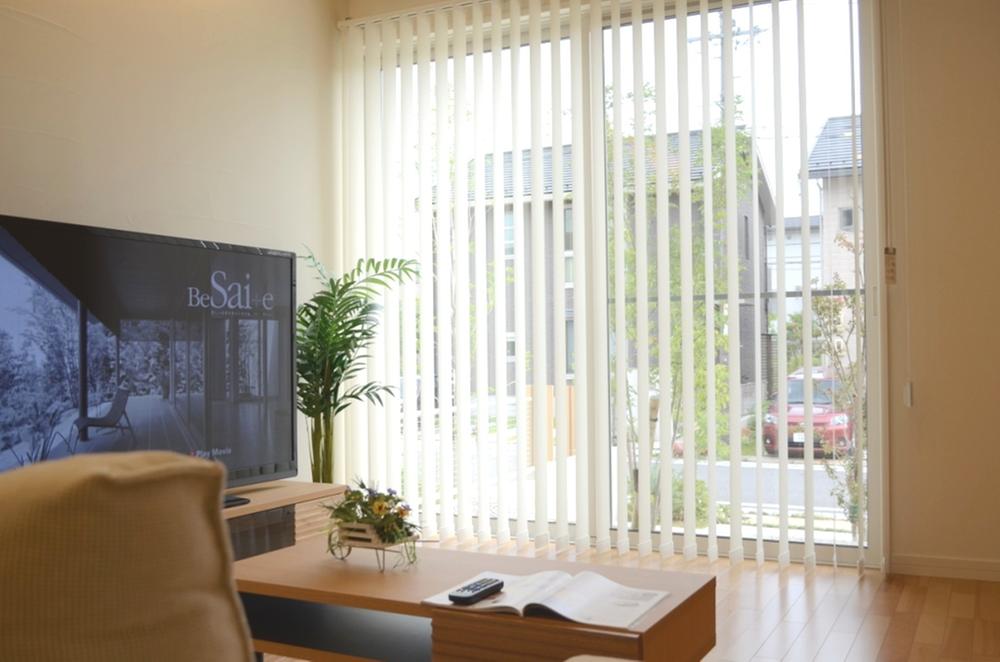 Living. 19.3 Pledge of living. Ensure the lighting is from the opening of the south. You can admire the large garden that has been colored by planting. 2013 September shooting