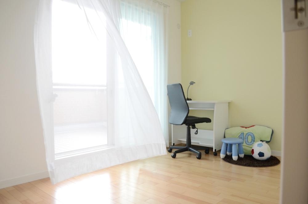 Non-living room. 2 Kaiyoshitsu 5.5 Pledge. You rice taken by the bright light and refreshing breeze from the spacious balcony of the south. 2013 September shooting