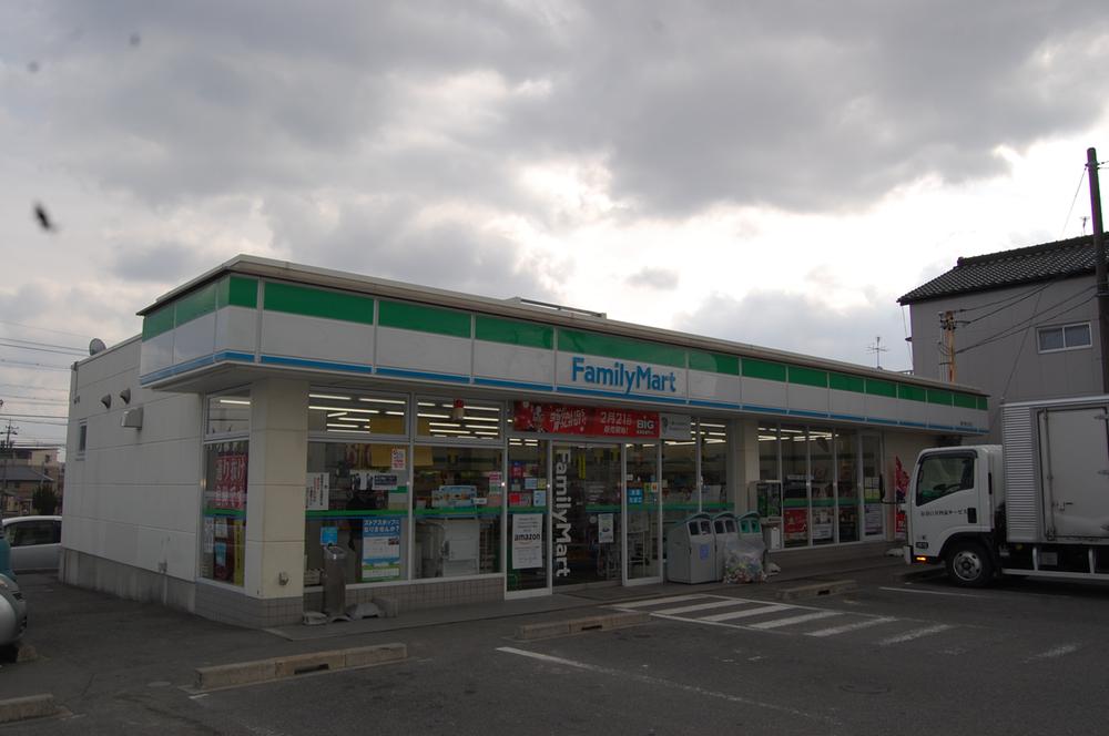 Convenience store. 569m to FamilyMart Seto Namsan-cho shop