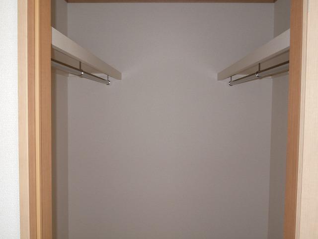 Other. Walk-in closet complete image