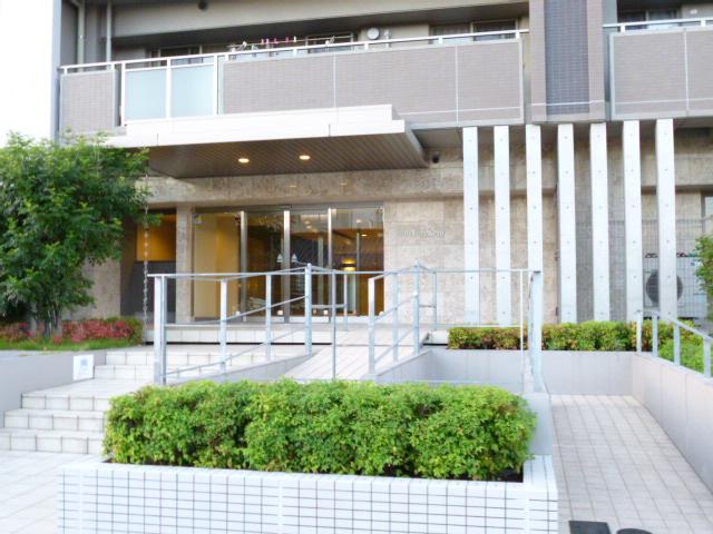 Entrance. Common areas