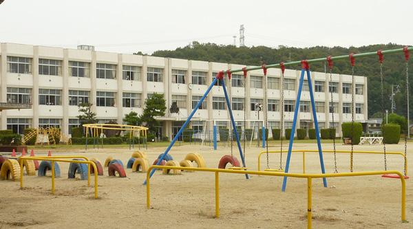 Primary school. Until the vulgar field Elementary School 1440m