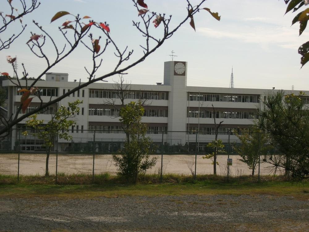 Junior high school. Motoyama 590m until junior high school