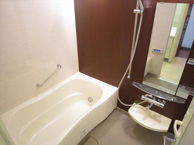 Bathroom. 1418 is a spacious bathroom size.