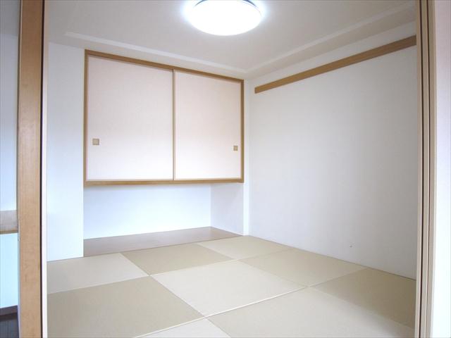 Non-living room. It is a Japanese-style room with a digging your stand. Ryukyu tatami is already Omotegae.