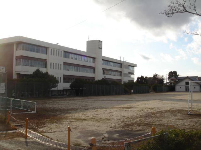Junior high school. 600m to Seto City Motoyama junior high school