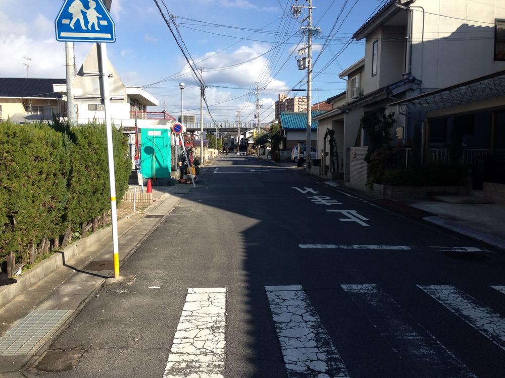 Local photos, including front road. South front road 7.2m