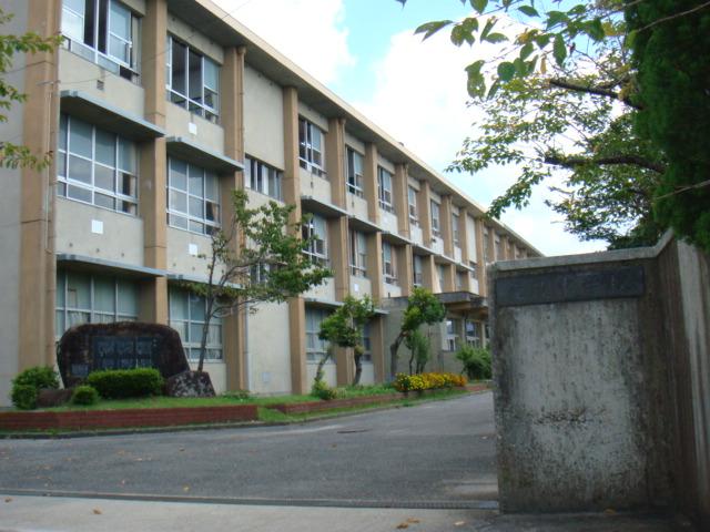Junior high school. 603m to Seto City light Ling Junior High School