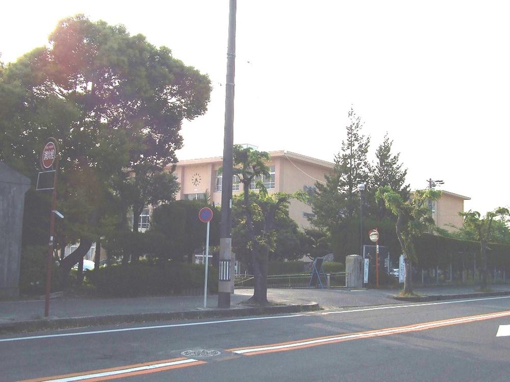 Junior high school. 1900m to Nanshan Middle School