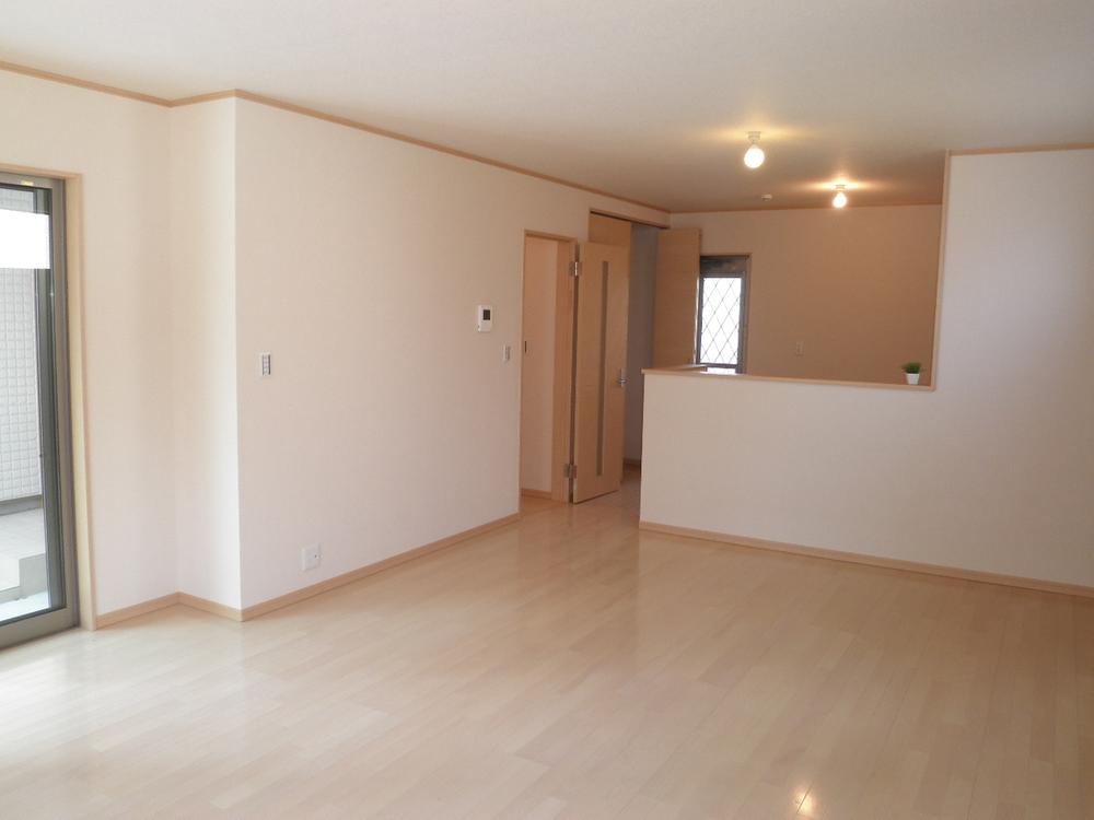 Same specifications photos (living). Same house builders construction cases