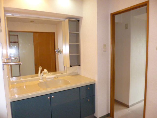 Wash basin, toilet. Room (August 2013) Shooting