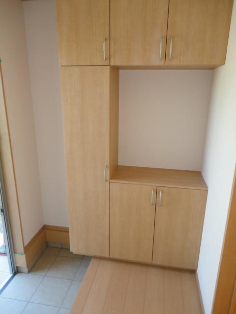 Entrance. Cupboard same specifications