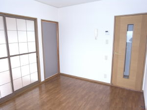 Living and room. DK is. It has changed the door leading to the Japanese-style room.