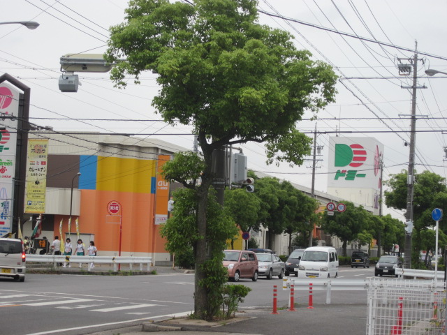 Shopping centre. T port to the (shopping center) 1337m