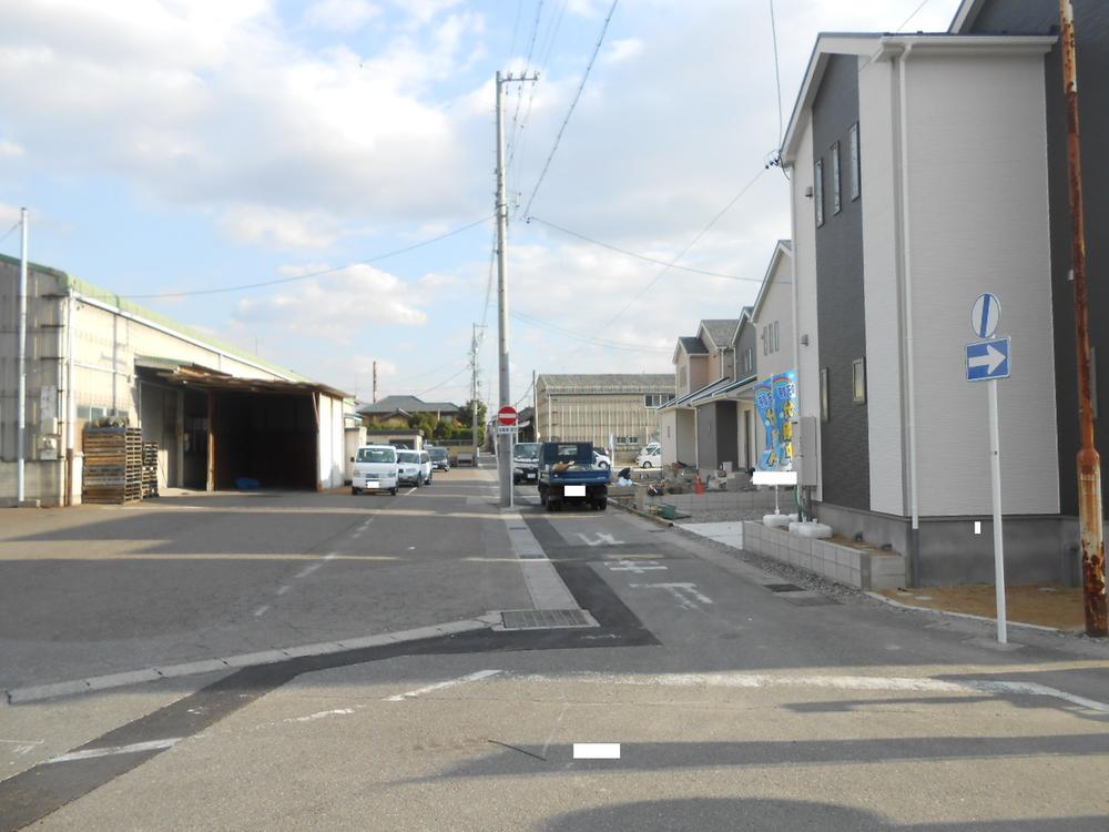 Local photos, including front road. Frontal road North 3.3m