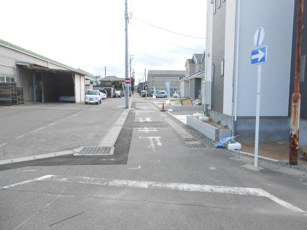 Local photos, including front road. Frontal road North 3.3m