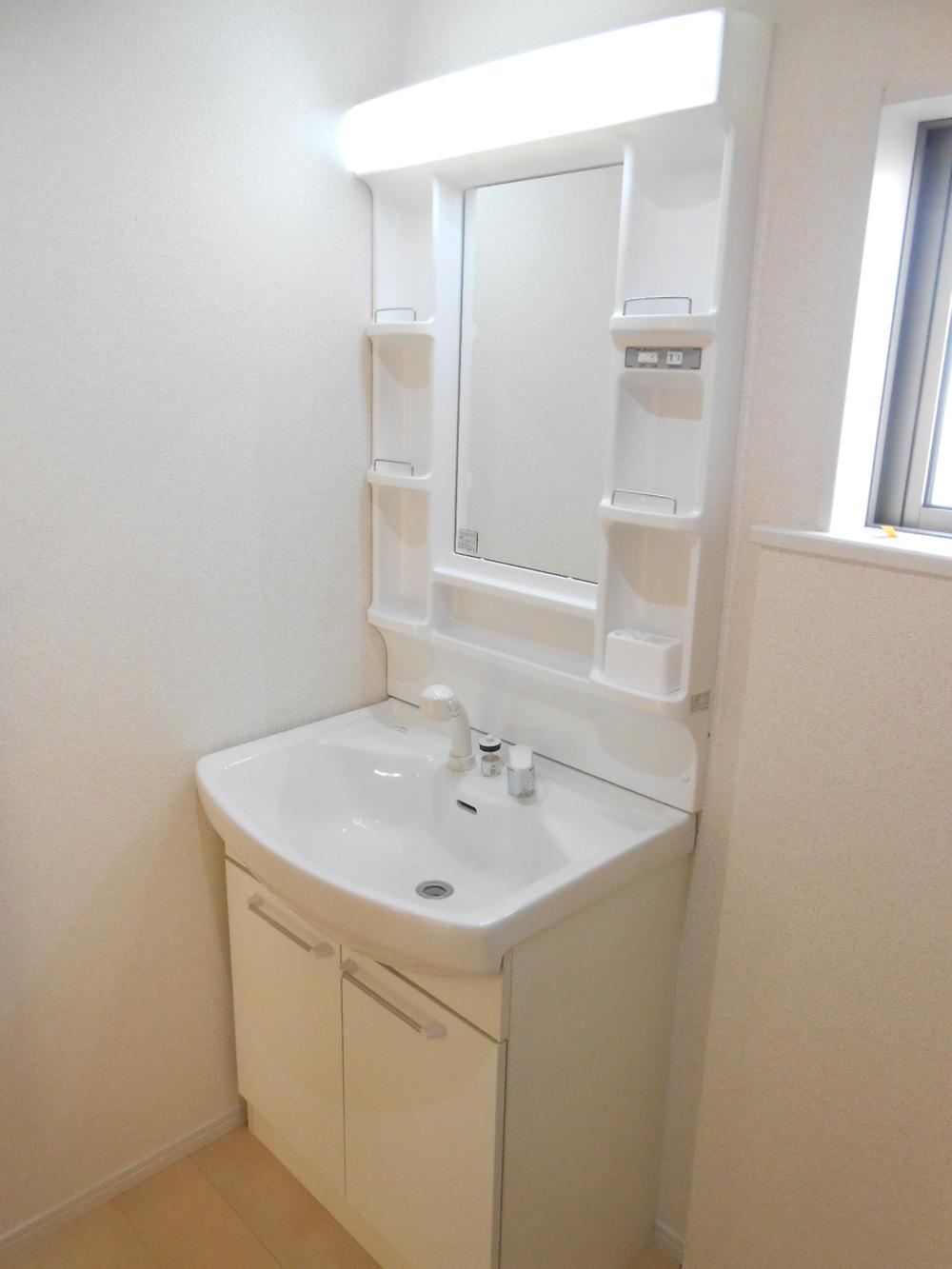 Wash basin, toilet. Shampoo dresser