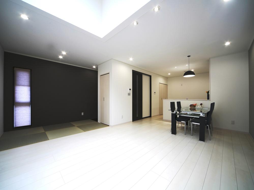 Living. Not pollute the air, With friendly floor heating to the body ☆  In the atrium, ventilation ・ Bright living room full of natural light with excellent lighting properties Is the space of the family of the rest you can enjoy a sense of openness. 