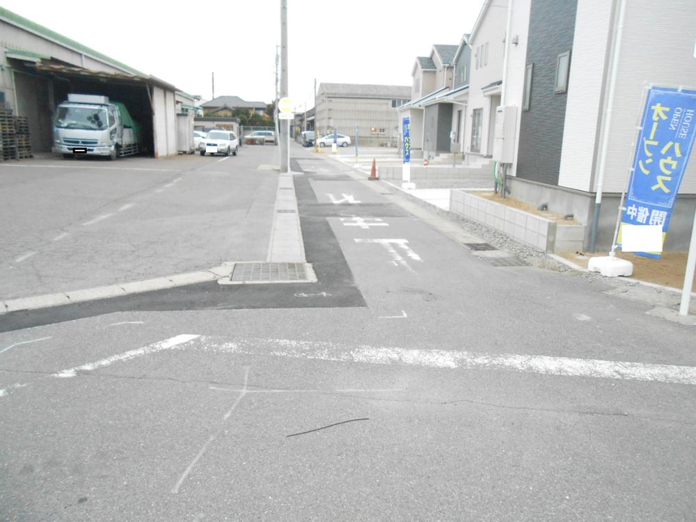 Local photos, including front road. Frontal road North 3.3m