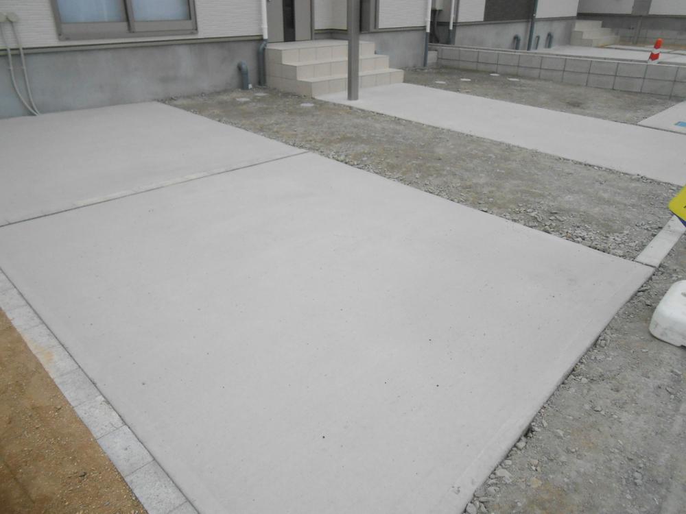 Parking lot. Parallel two possible parking