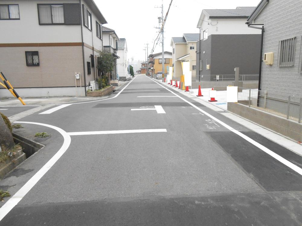 Local photos, including front road. Front road southeast 6m