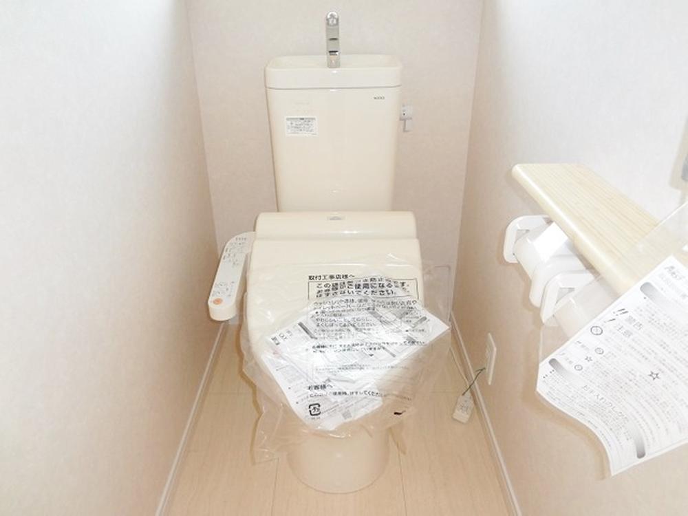 Toilet. Indoor (11 May 2013) Shooting