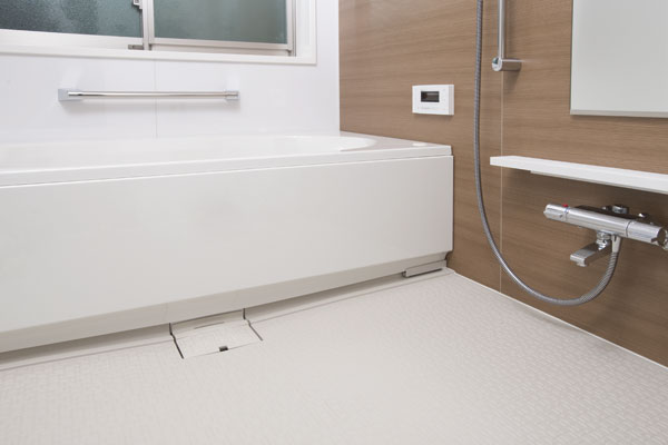 Bathing-wash room.  [Tub to put easier] It straddles easy also to the elderly and small children, Low-floor type of bathtub that was set to be equal to or less than a height of about 45cm has been adopted (same specifications)