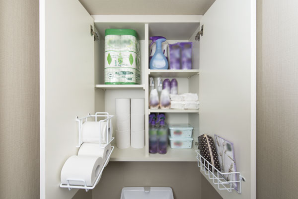 Toilet.  [Torretta cabinet] Long hanging cupboard with increased storage capacity and flexibility. The toilet paper roll 12 can be stored for each bag, Tobiraura is toilet storage that can be taken out as well, such as leave toilet paper sitting in the pocket (same specifications)